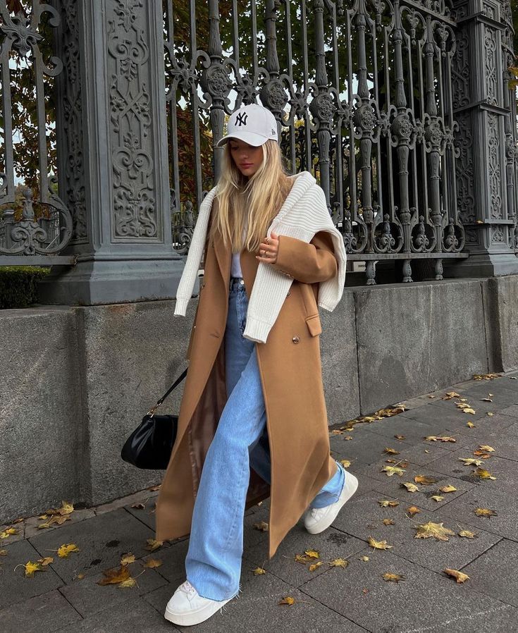 Jesenji outfit sa dugim camel kaputom, svijetlim trapericama i pleteninom