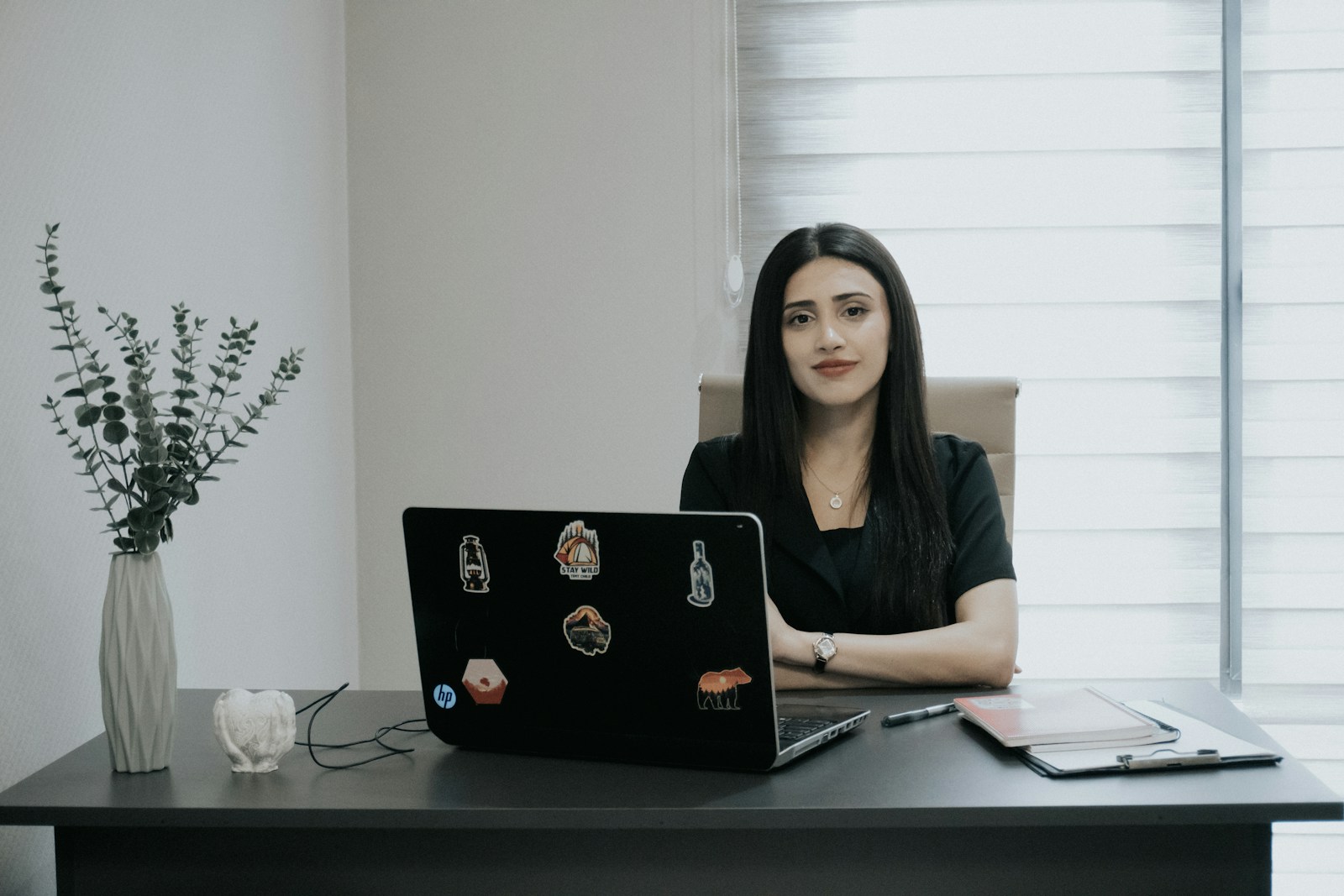 Zena radi za laptopom. Foto: Zulfugar Karimov / Unsplash.